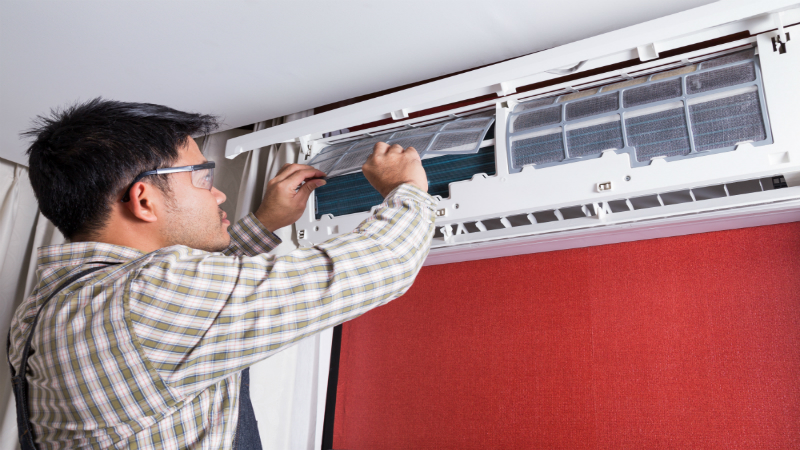 Calling an Air Conditioning Contractor in Urbana, Illinois