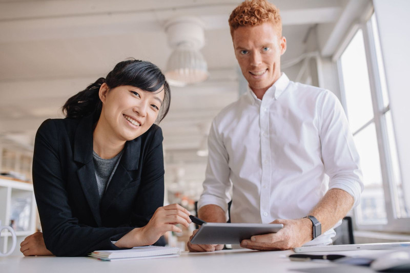The Benefits of Using a Sit to Stand Desk at Work or Home in Los Angeles