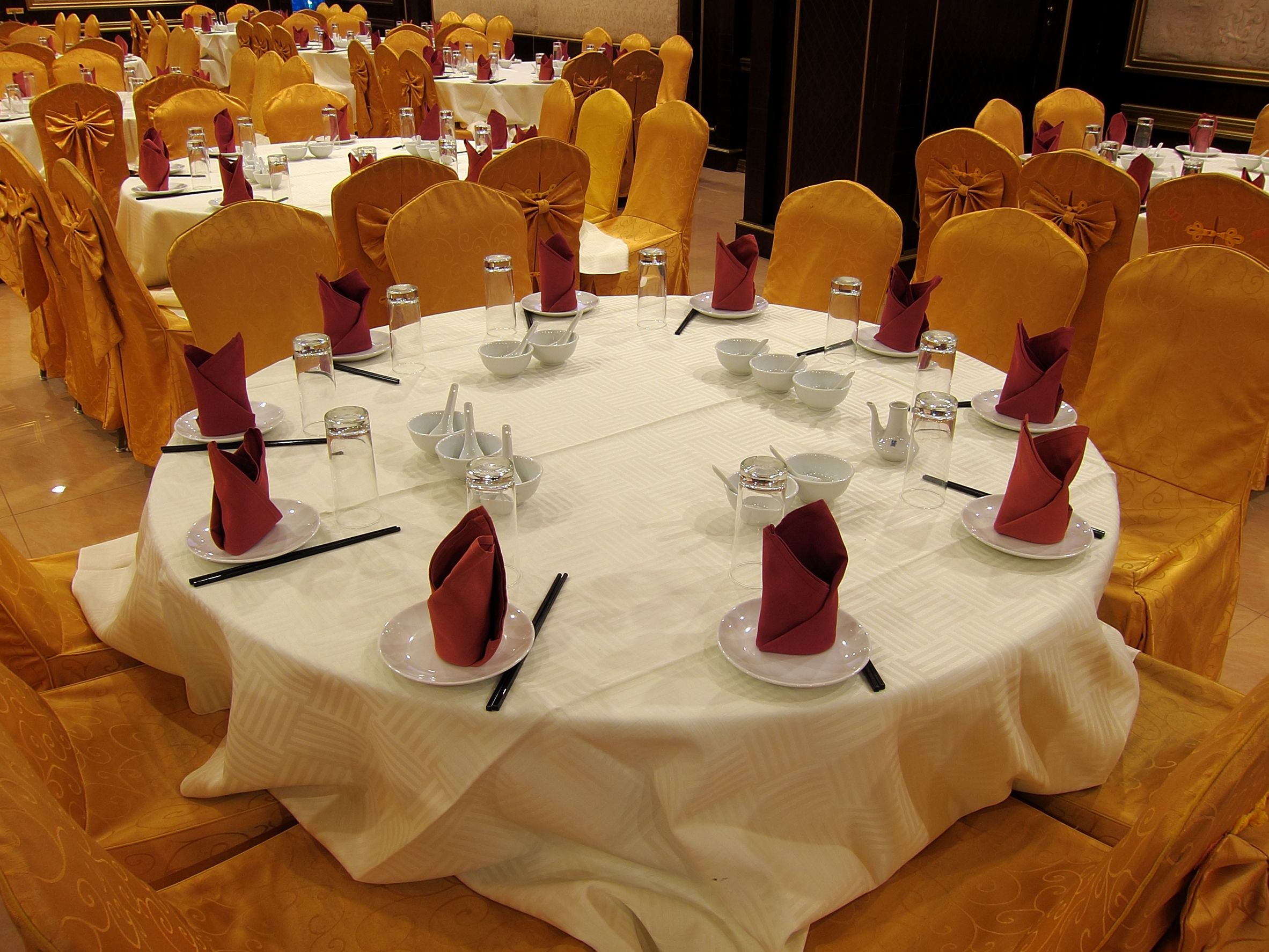 Wedding Table Decorating With Gold Chargers
