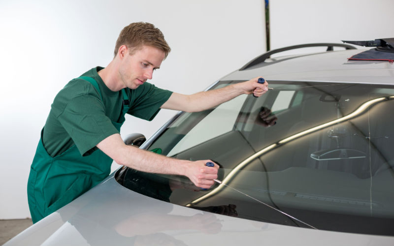An Auto Body Shop in Glendale AZ and Repair and Repaint a Car