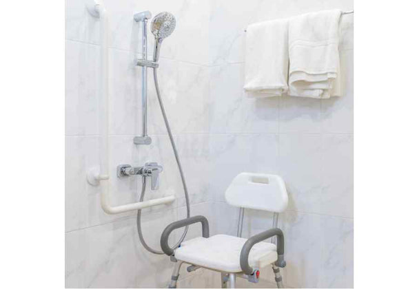 4 Subtle Signs You Need Bathroom Mobility Aids for Elderly Loved Ones