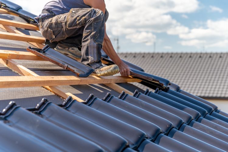 Common Warning Signs That Roof Repairs Jacksonville FL Homeowners Should Never Ignore