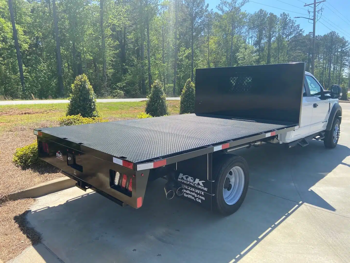 Maximize fleet efficiency with a utility service body for better job sites.